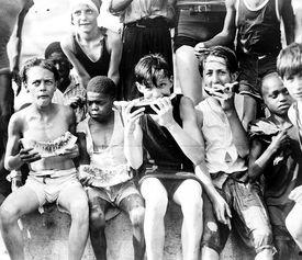 群众吃瓜人像摄影,群众吃瓜人像摄影瞬间