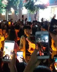 吃瓜群众失控的男人,吃瓜群众热议的疯狂瞬间